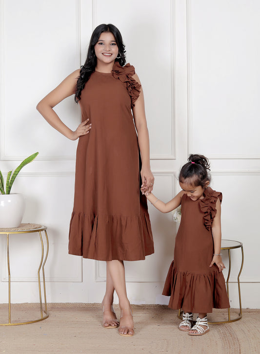 Mother Daughter Matching One-Shoulder Ruffle Dress – Coffee Brown